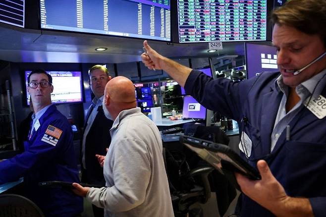 20일(현지시간) 미국 뉴욕증권거래소(NYSE) 거래장에서 트레이더들이 업무를 보고 있다. 로이터연합뉴스