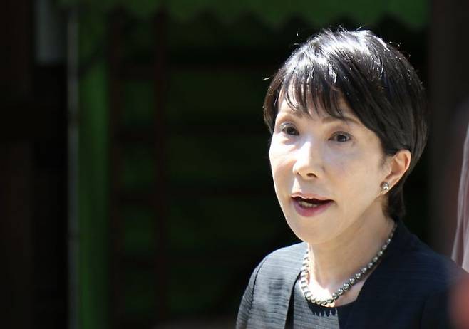 일본이 패전 80년을 맞은 8월 15일 도쿄 야스쿠니신사를 참배한 집권 자민당 다카이치 사나에 의원이 취재진 질문에 답하고 있다. 야스쿠니신사에는 태평양전쟁 A급 전범이 합사돼 있다. 연합뉴스