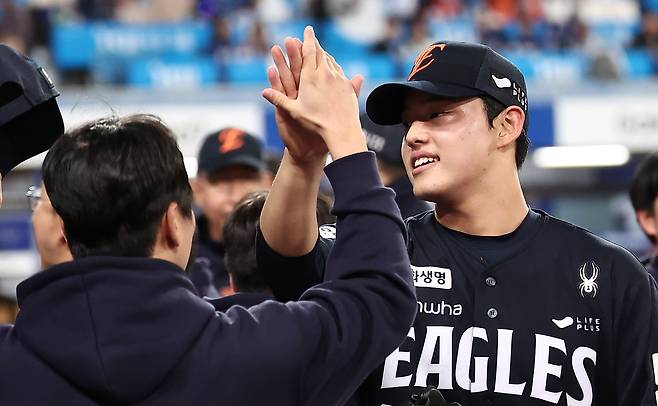 21일 대구삼성라이온즈파크에서 열린 2025 신한 SOL뱅크 KBO 포스트시즌 플레이오프 3차전 한화 이글스와 삼성 라이온즈의 경기에서 5-4로 승리한 한화 문동주가 하이파이브를 하고 있다./뉴스1