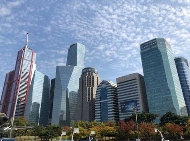 임기 만료를 앞둔 증권사 대표이사들의 연임 여부에 시장 관심이 집중되고 있다. 사진은 국내 주요 증권사들이 밀집한 서울 여의도 증권가 전경. ⓒ연합뉴스