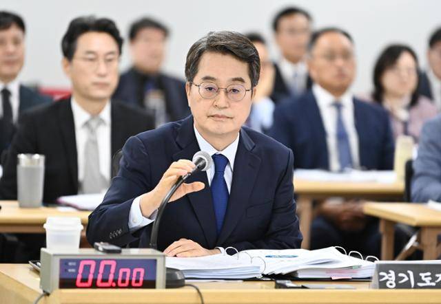 김동연 경기지사가 21일 경기도청에서 열린 국회 행정안전위원회 국정감사에서 답변을 준비하고 있다. 뉴시스