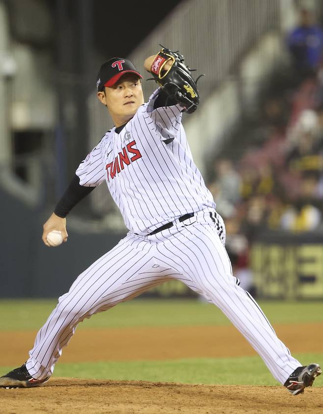 2025 KB0리그 프로야구 LG 트윈스와 한화 이글스의 경기가 25일 오후 서울 잠실야구장에서 열렸다. 9회초 김강률이 구원 등판해 역투하고 있다. 잠실=김민규 기자 mgkim1@edaily.co.kr /2025.03.25/