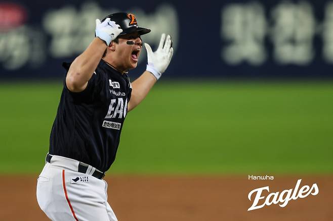 한화 이글스가 플레이오프 2차전에서 삼성 라이온즈를 꺾고 승리했다. 노시환이 역전포, 문동주가 역투를 펼쳤다.