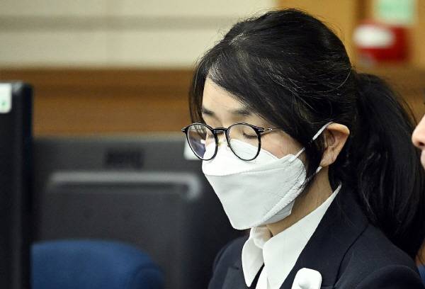 김건희 씨가 지난달 24일 서울 서초구 서울중앙지법에서 열린 첫 재판에 출석해있다. 연합뉴스