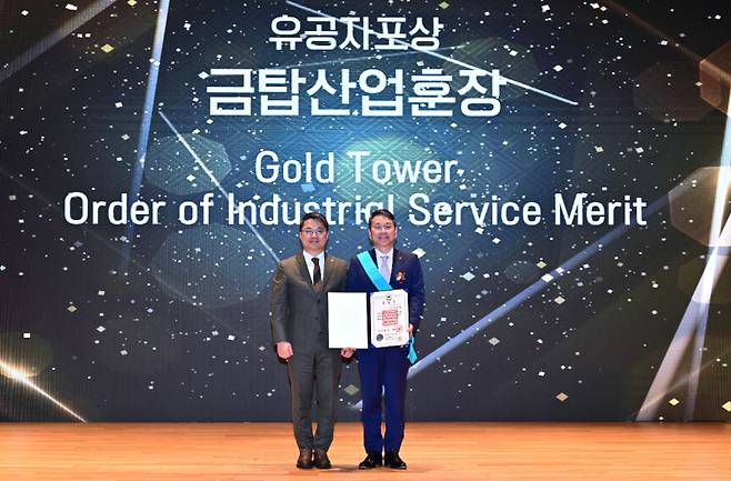 조주완 LG전자 사장이 21일 서울 삼성동 코엑스에서 열린 제20회 전자·IT의 날 기념식에서 시상자로 나선 문신학 산업통상자원부 차관(왼쪽)과 함께 기념 촬영을 하고 있다. LG전자 제공