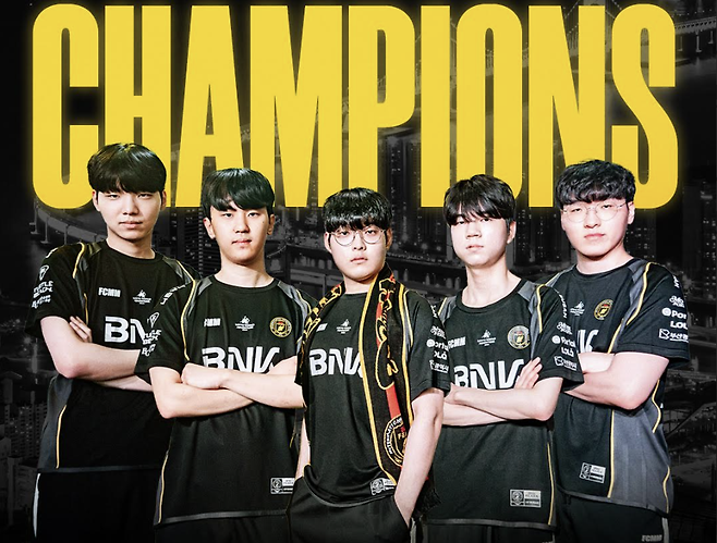 2025 시즌 국내외 주요 리그에서 연속 우승을 차지한 e스포츠팀 BNK FEARX 선수단 포스터. /BNK금융그룹 제공