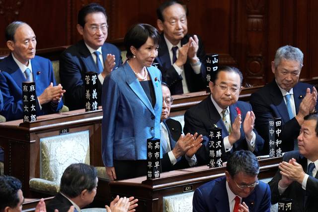 다카이치 사나에 일본 총리가 21일 중의원(하원) 총리 지명선거 결과 발표 이후 축하 박수를 받고 있다. AP=연합뉴스