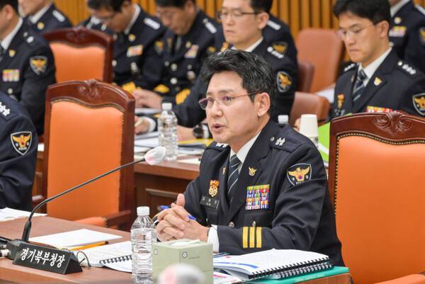 21일 오후 경기남부경찰청에서 열린 국회 행정안전위원회의 경기남·북부경찰청에 대한 국정감사에서 김동권 경기북부청장이 의원들의 질의에 답하고 있다. 윤원규기자