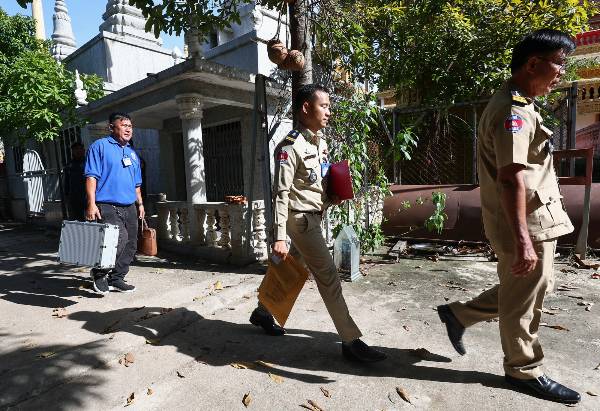 통역사 일자리를 제안받아 캄보디아로 건너간 한국인 여성이 범죄 조직에 감금됐다가 극적으로 구조됐다. 사진은 캄보디아 측 경찰 관계자들이 20일(현지시간) 캄보디아 프놈펜 턱틀라사원에서 지난 8월 보코산 지역의 온라인스캠범죄단지에 감금돼 고문 끝에 숨진 대학생 박모씨의 시신 부검 및 화장을 마치고 사원을 나서는 모습. /사진=뉴스1