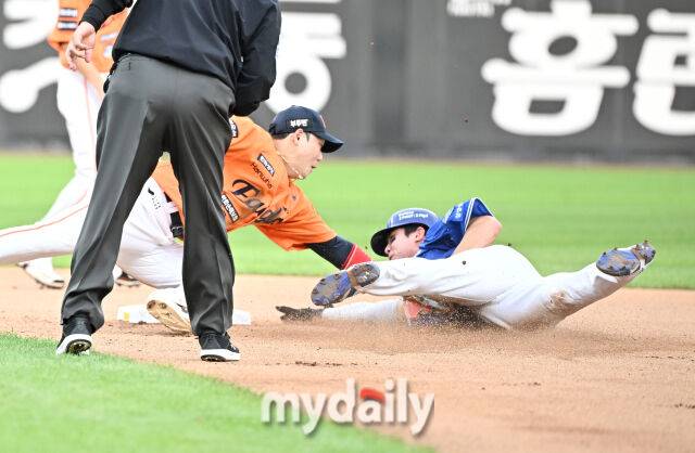 18일 오후 대전광역시 중구 대전 한화생명볼파크에서 진행된 '2025 프로야구 KBO리그 포스트시즌' 플레이오프(PO) 1차전 한화이글스와 삼성라이온즈의 경기. 한화 하주석이 6회초 무사 1루서 김영웅의 도루를 막아내고 있다./대전=송일섭 기자 andlyu@mydaily.co.kr