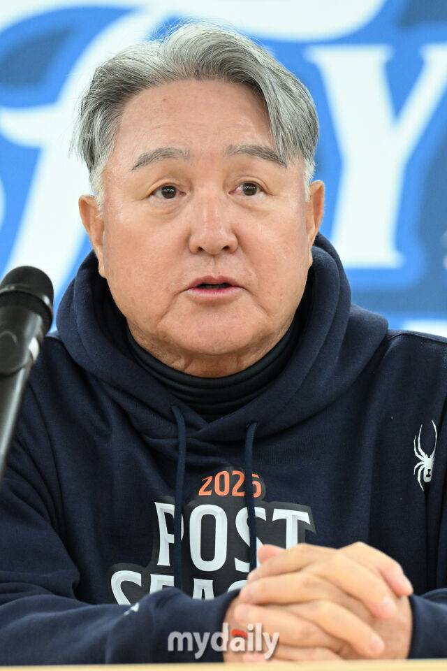 21일 대구 삼성라이온즈파크에서 열린 '2025 신한 SOL BANK KBO 포스트 시즌' 삼성 라이온즈와 한화 이글스 플레오이프(PO) 3차전 경기. 한화 김경문 감독이 경기 전 인터뷰를 하고 있다./대구 = 한혁승 기자