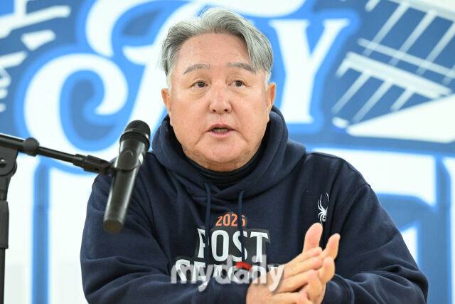 21일 대구 삼성라이온즈파크에서 열린 '2025 신한 SOL BANK KBO 포스트 시즌' 삼성 라이온즈와 한화 이글스 플레오이프(PO) 3차전 경기. 한화 김경문 감독이 경기 전 인터뷰를 하고 있다./대구 = 한혁승 기자