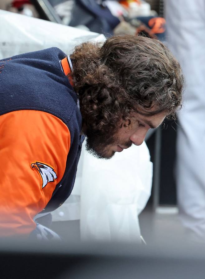 18일 대전 한화생명볼파크에서 열린 2025 KBO 프로야구 포스트 시즌 플레이오프 1차전 삼성 라이온즈와 한화 이글스의 경기. 삼성에게 6점을 내준 한화 선발 폰세가 어두운 표정으로 자책하는 모습. 연합뉴스