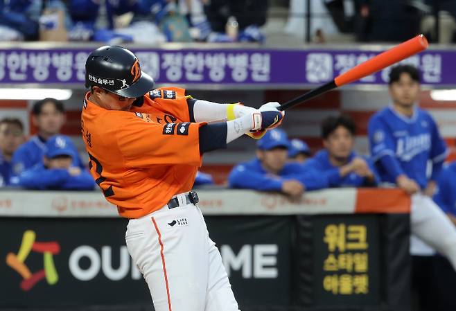 18일 대전 한화생명볼파크에서 열린 2025 KBO 프로야구 포스트 시즌 플레이오프 1차전 삼성 라이온즈와 한화 이글스의 경기. 8회말 2사 1, 3루 때 한화 채은성이 쐐기 1타점 적시타를 쳐내는 모습. 연합뉴스