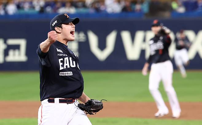 21일 대구삼성라이온즈파크에서 열린 2025 신한 SOL뱅크 KBO 포스트시즌 플레이오프 3차전 한화 이글스와 삼성 라이온즈의 경기에서 한화 문동주가 4이닝 무실점을 펼치며 5-4로 승리한 후 포효하고 있다. 뉴스1