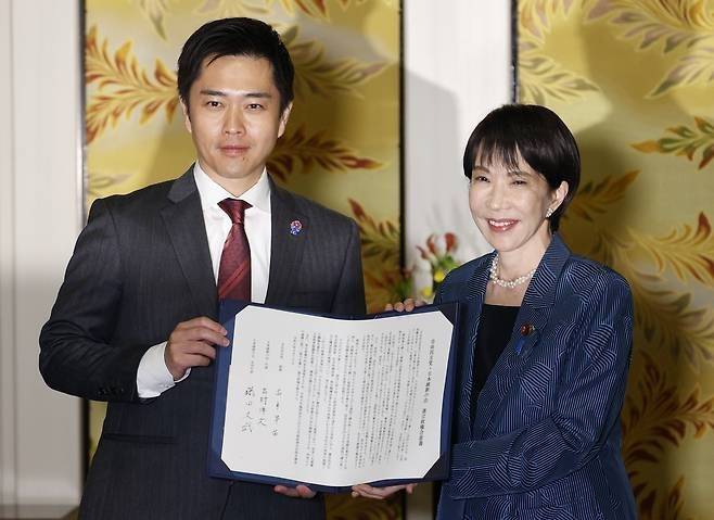 왼쪽부터 요시무라 히로후미 일본유신회 대표, 다카이치 사나에 일본 총리. EPA 연합뉴스