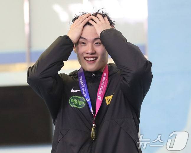황선우가 20일 부산 사직종합운동장 실내수영장에서 열린 제106회 전국체전 남자 일반부 자유형 200m 우승 후 기뻐하고 있다. /사진=뉴스1