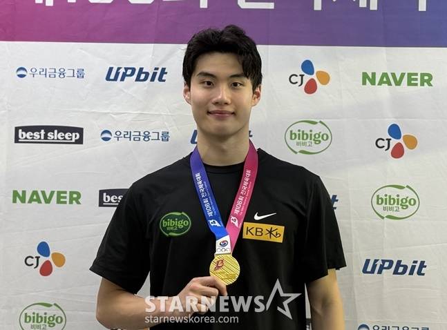 황선우가 20일 부산 사직종합운동장 실내수영장에서 열린 제106회 전국체전 남자 일반부 자유형 200m 우승 후 금메달을 들고 포즈를 취하고 있다. /사진=양정웅 기자