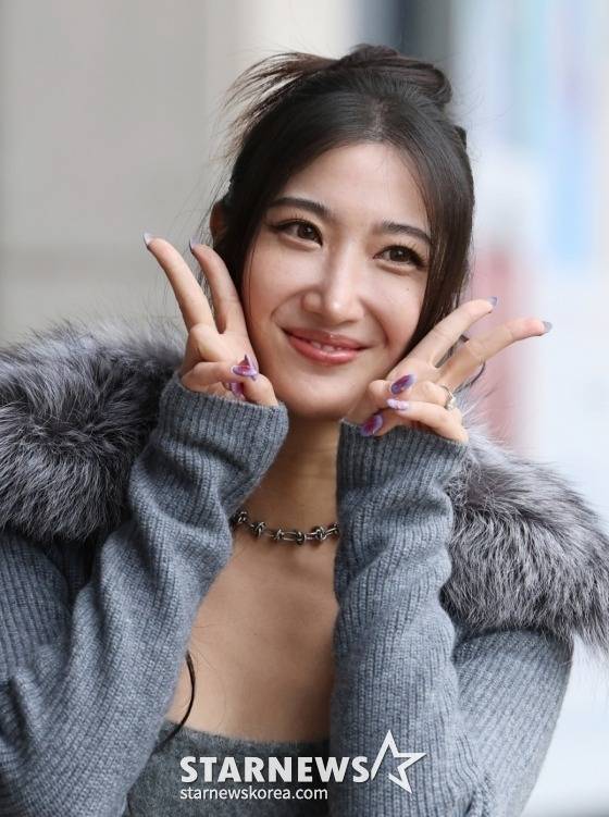 (서울=뉴스1) 권현진 기자 = 가수 겸 작곡가 이재가 라디오 '이은지의 가요광장' 출연을 위해 2025년 10월 13일 오전 서울 영등포구 KBS 본관으로 들어서고 있다. 이재는 네플릭스 애니메이션 '케이팝 데몬 헌터스'에서 '헌트릭스' 루미 역 보컬을 소화하며 인기를 끌고있다. 2025.10.13/뉴스1 Copyright (C) 뉴스1. All rights reserved. 무단 전재 및 재배포, AI학습 이용 금지. /사진=(서울=뉴스1) 권현진 기자