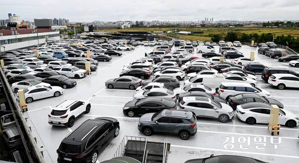5% 가량의 수원 중고차 상사가 소화하는 중고차 거래 물량은 전국의 20%에 달하고, 상사당 일하는 종사자의 수 역시 전국 평균보다 많다. 사진은 지난 14일 수원시 권선구 평동의 한 중고차 매매단지의 모습. 2025.10.14 /최은성기자 ces7198@kyeongin.com