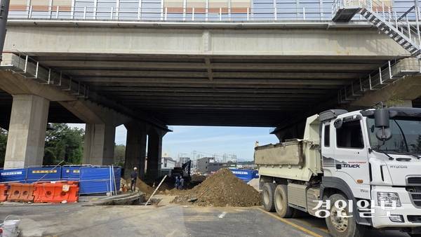 하남 감일신도시와 서울 송파 방아다리길을 연결하는 도로가 6년 넘게 개설되지 않고 있다. 사진은 수도권제1순환고속도로 감일3교 하부 공사현장. 2025.10.22 하남/문성호기자 moon23@kyeongin.com