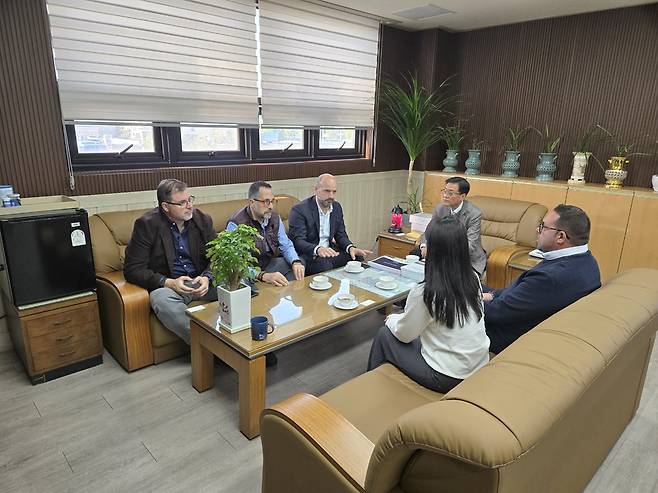 스페인 대표 버스 운영사인 TMB과 Soledad 관계자들이 22일 인천 삼환교통을 찾아 경영시스템 등을 논의하고 있다.(사진제공=삼환교통)