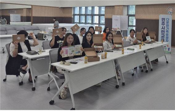 대전광역시선거관리위원회 '민주시민교육' 참여자들이 '다문화 가족 맞춤형 선거웰컴키트'를 받은 뒤 함께 기념촬영을 하고 있다./사진=대전선관위 제공