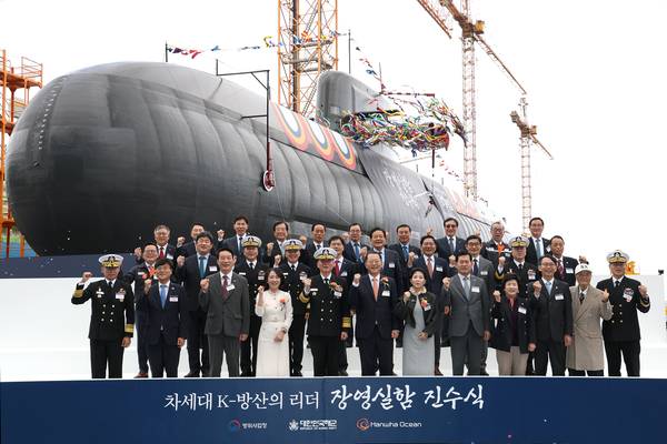 22일 한화오션 거제사업장에서 장영실함 진수식에 참가한 내빈들이 기념촬영을 하고 있다. /한화오션