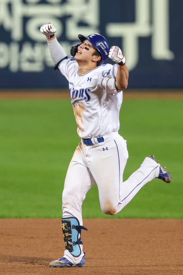 삼성 라이온즈의 김영웅이 22일 대구에서 열린 프로야구 플레이오프 한화 이글스와의 4차전 6회말 동점 3점 홈런을 친 뒤 그라운드를 돌며 포효하고 있다. 삼성 제공