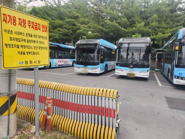 지난 6월 2일 오전 경남 창원시 성산구 대방동종점 인근 회차장에 파업에 돌입한 시내버스 10여 대가 주차돼 있다. 강대한 기자