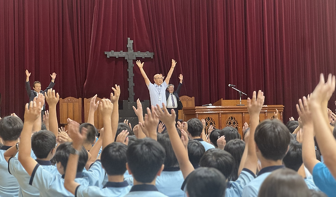 10일 오전 11시 30분쯤 대구 중구 계성중학교 대강당에서 김태련 선생의 외손자 최훈진(79) 목사와 계성중학교 학생들이 만세삼창을 하고 있다. 박영민 기자.