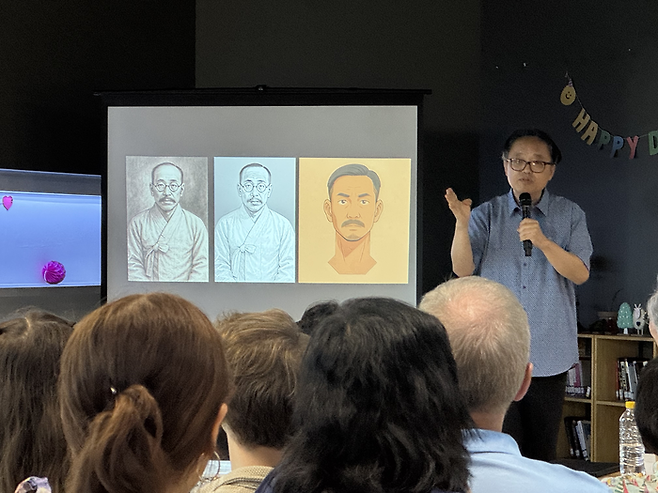 10일 오후 5시 대구YMCA카페에서 서승택 웹툰 작가가 AI로 제작한 김태련 선생의 이미지를 소개하고 있다. 박영민 기자.