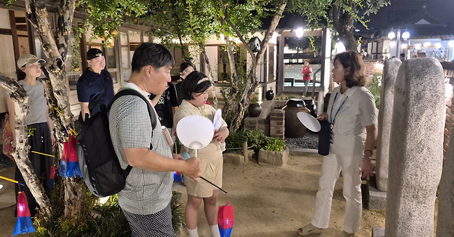 16일 오후 대구 중구청이 운영하는 근대골목 밤마실 투어참가자들이 이상화 고택에서 일제강점기 저항시인인 이상화 시인의 생애와 작품에 관한 해설을 듣고 있다. 조윤화 기자