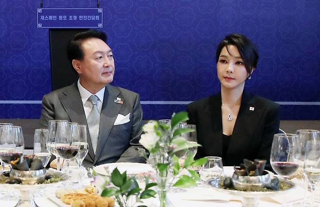 김건희 김건희 여사가 지난 2022년 6월 해외 순방 당시 반 클리프 앤 아펠 목걸이를 착용하고 있다. 사진=뉴시스