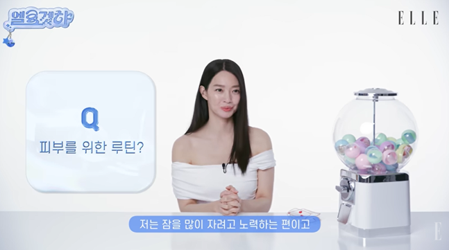 신민아는 건강한 피부를 위해 잠을 많이 자려고 노력한다고 밝혔다. 사진='엘르 코리아' 유튜브 채널 캡처