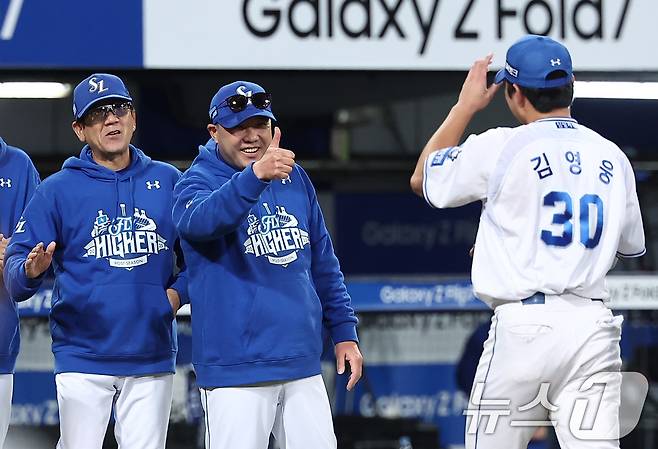 22일 대구삼성라이온즈파크에서 열린 2025 신한 SOL뱅크 KBO 포스트시즌 플레이오프 4차전 한화 이글스와 삼성 라이온즈의 경기에서 7-4로 승리를 거둔 삼성 박진만 감독이 김영웅에게 엄지 손가락을 치켜보이고 있다. 2025.10.22/뉴스1 ⓒ News1 김성진 기자