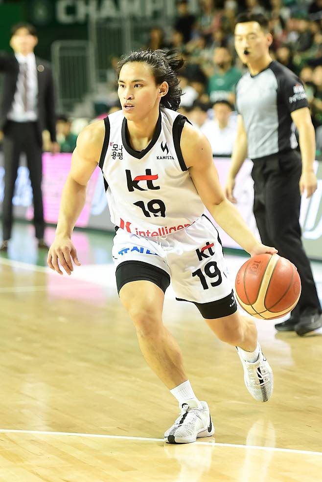 수원 KT 카굴랑안이 21일 원주 DB 프로미 아레나에서 열린 2025~2026 LG전자 프로농구 원주 DB와 경기에서 드리블 하고 있다. 사진 | KBL