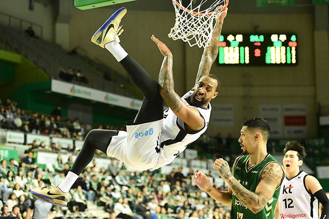 수원 KT 윌리엄스가 21일 원주 DB 프로미 아레나에서 열린 2025~2026 LG전자 프로농구 원주 DB와 경기에서 덩크를 성공하고 있다. 사진 | KBL