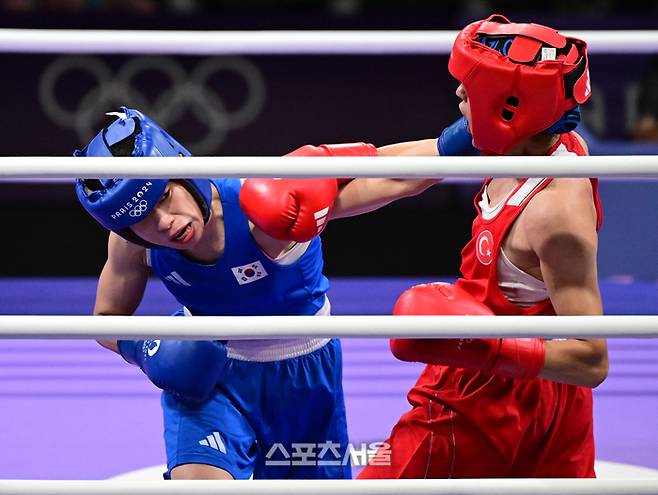 임애지(왼쪽)가 지난해 8월4일 프랑스 파리 노스파리 아레나에서 열린 2024 파리올림픽 여자 복싱 54kg급 준결승전에서 튀르키예 아크바시를 상대로 공격을 하고 있다. 박진업 기자 upandup@sportsseoul.com