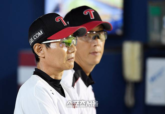 LG 염경엽 감독이 30일 잠실구장에서 열린 2025 KBO리그 두산과 경기에서 선수들의 플레이를 지켜보고 있다. 잠실 | 박진업 기자 upandup@sportsseoul.com