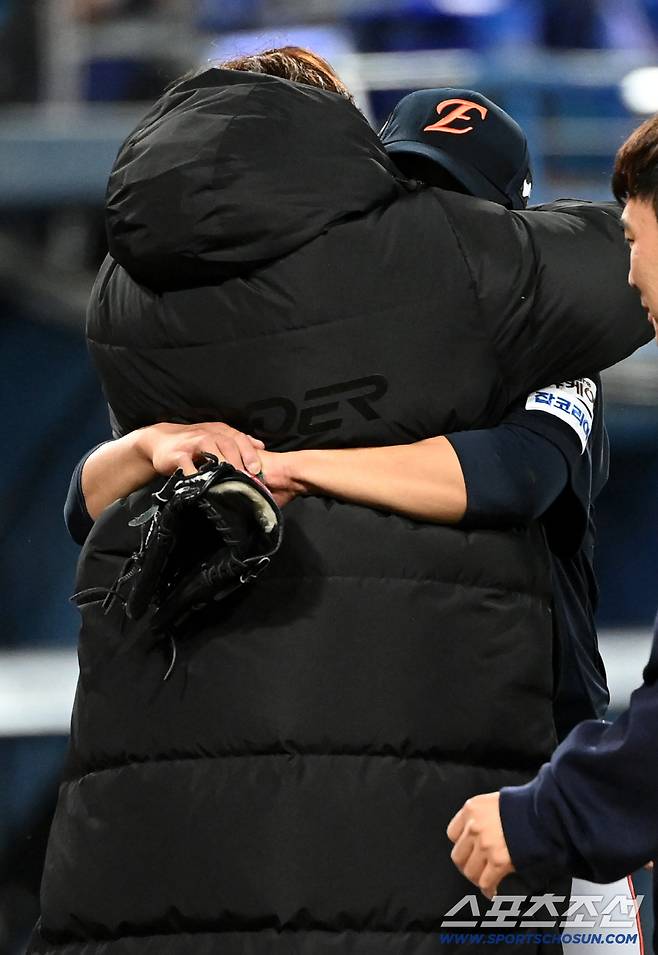 두 남자의 뜨거운 포옹