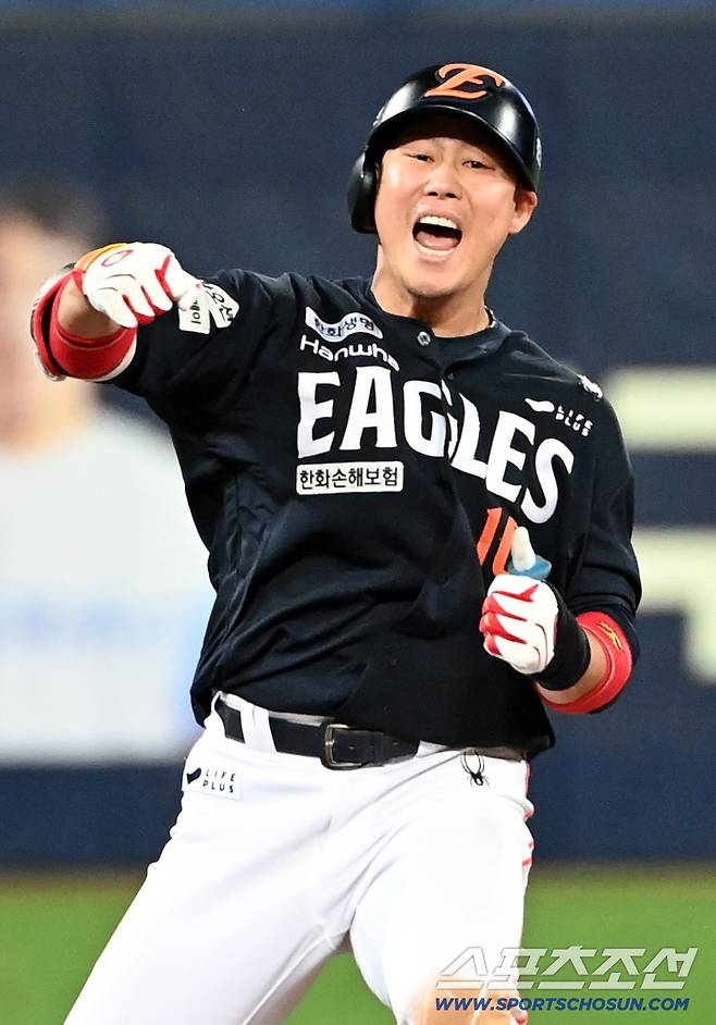 21일 대구 삼성라이온즈파크에서 열린 한화와 삼성의 플레이오프 3차전, 4회초 2사 2루 한화 하주석이 선취 1타점 2루타를 치고 환호하고 있다. 대구=허상욱 기자wook@sportschosun.com/2025.10.21/