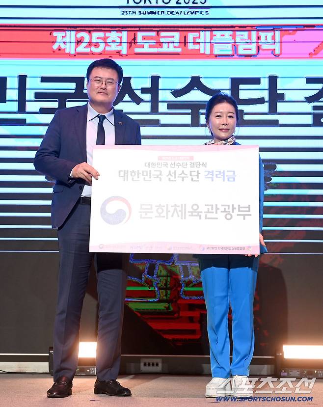 김대현 문화체육관광부 2차관이 22일 도쿄데플림픽 결단식에서 문경화 선수단장에게 격려금을 전달하고 있다. 사진제공=대한장애인체육회