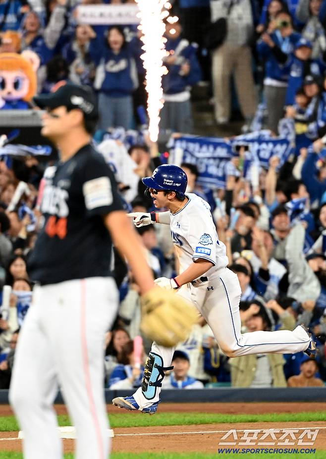 22일 대구 삼성라이온즈파크에서 열린 한화와 삼성의 플레이오프 4차전, 6회말 1사 1,3루 김영웅이 동점 3점홈런을 치고 환호하고 있다. 대구=허상욱 기자wook@sportschosun.com/2025.10.22/