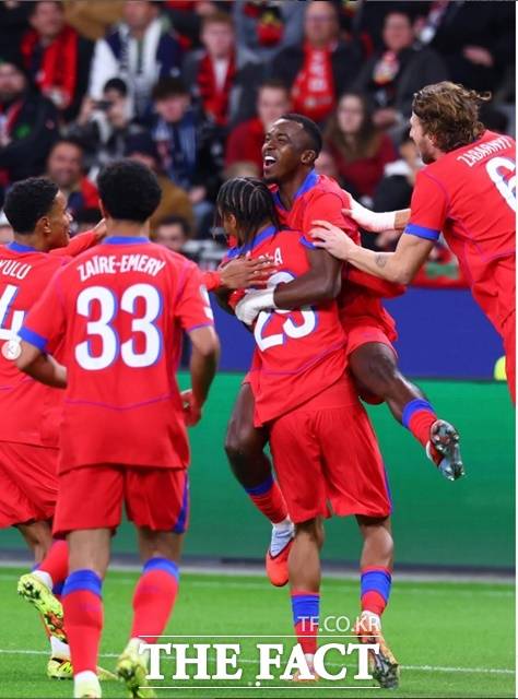 전반에만 4골을 터뜨리며 대승을 기록한 PSG 선수들의 기뻐하는 모습./PSG