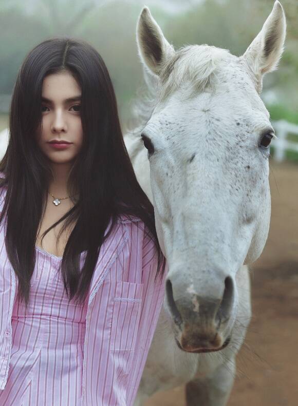 아이사는 "멕시코에서 피겨스케이트로 빙판 위에 섰는데 이제 한국에서 노래로 무대에 서는 제 여정의 조각들을 담은 앨범"이라고 소개했다. /미나리엔터