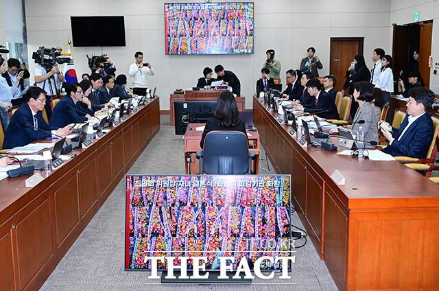 박정훈 국민의힘 의원이 20일 서울 여의도 국회에서 열린 과학기술정보방송통신위원회의 방송미디어통신위원회 등에 대한 국정감사에서 최민희 위원장과 관련한 발언을 하고 있다. /국회=남윤호 기자