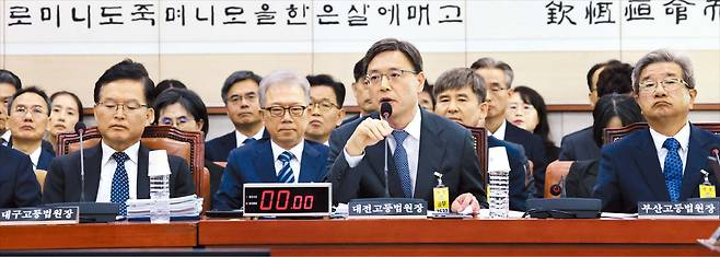 국감 출석한 법원장들 21일 국회 법제사법위원회 국정감사에 출석한 이원범 대전고법원장이 의원 질의에 답하고 있다. 이날 이 고법원장은 대법관 증원 등 사법제도 개편에 대해 ‘충분한 숙의와 공론화를 거쳐 추진해야 한다”고 했다./남강호 기자