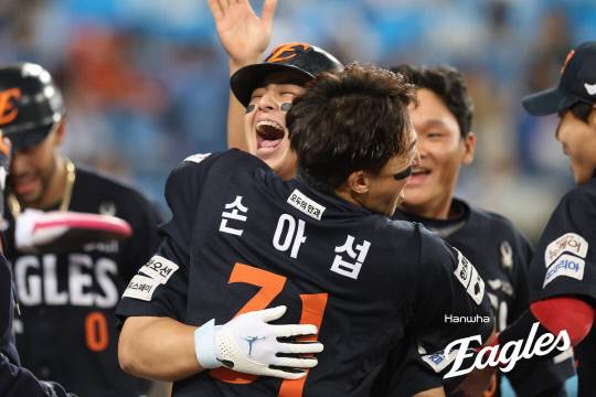 21일 대구삼성라이온즈파크에서 열린 2025 신한은행 SOL뱅크 KBO리그 플레이오프(PO) 3차전에서 노시환이 5회초 홈런을 터뜨리고 팀원들과 환호하고 있다. 한화이글스 제공