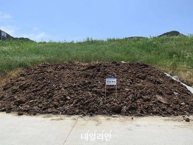 낙동강 인근 공유부지에 쌓여있는 퇴비 모습. ⓒ기후에너지환경부